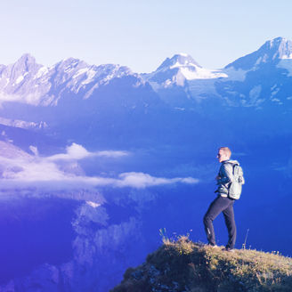 Hombre haciendo senderismo en la montaña.