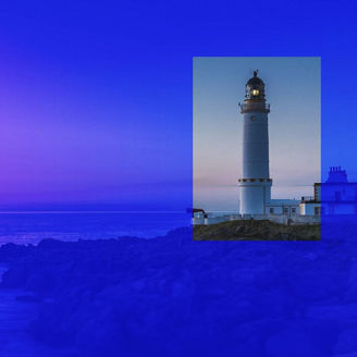 Faro de luz a la orilla del mar. El fondo es un degradado de purpura a azul cobalto