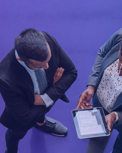 zwei Leute schauen auf ein Tablet