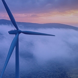 Torres eólicas sobre as nuvens