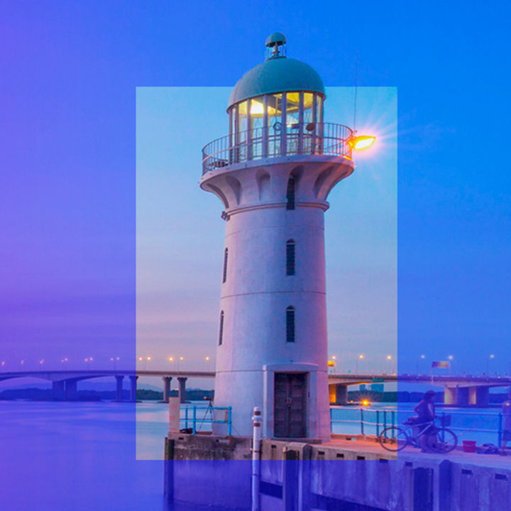 Fotografía de un faro encendido en un atardecer