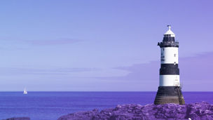 Toma lejana del faro de Trwyn Du, en la costa de Angleset, Ynys Mon