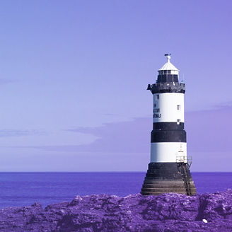 Toma lejana del faro de Trwyn Du, en la costa de Angleset, Ynys Mon