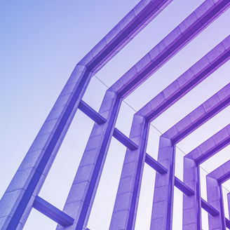 Detalle de edificio en tonos morados 