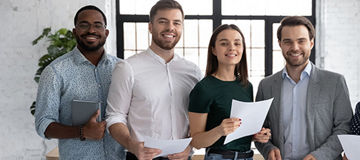 personas viendo al frente