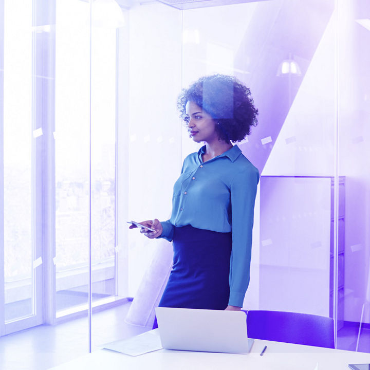 Ingenieros de software revisando proyectos