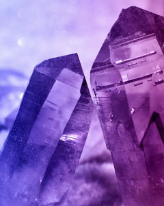 Mamor mit lila blauem Schleier