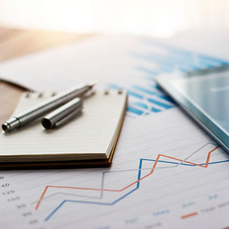 Tablet auf Schreibtisch mit Schreibutensilien