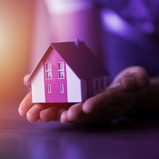 Miniaturhaus auf zwei Händen