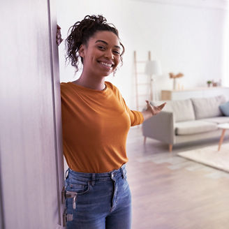 Frau öffnet uns die Tür ins Wohnzimmer