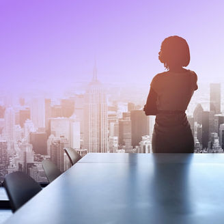 Frau vor Fenster mit City Skyline