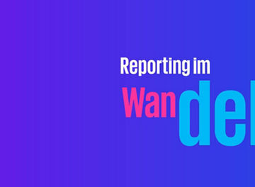 Kollegen sprechen vor Bildschirm