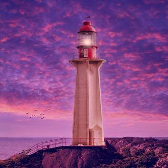 Fotografía de un faro encendido en un atardecer