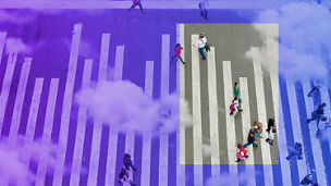 Menschen gehen über einen Zebrastreifen