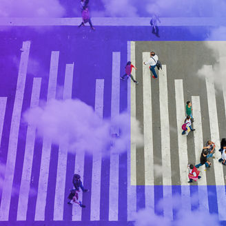 Perosnen auf einem Zebrastreifen von oben