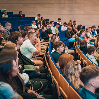 studenti v  univerzitnej aule
