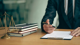 Un homme est en train de remplir un document