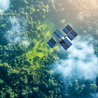Imagem de uma floresta com um satélite