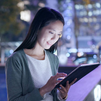 Woman use of tablet computer 