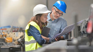 Person jobber med oversikt i et varelager