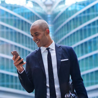 Homem sorrindo segurando um smartphone