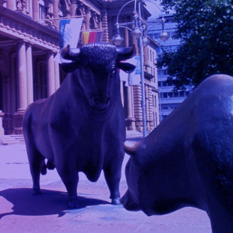 Bullenstatue vor Gebäude