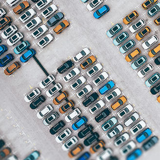 Neubauwagen auf einem Parkplatz von oben fotografiert