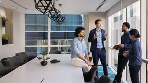 4 colleagues are discussing in the meeting room