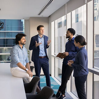 4 colleagues are discussing in the meeting room
