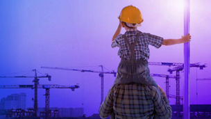 Criança no ombro do pai