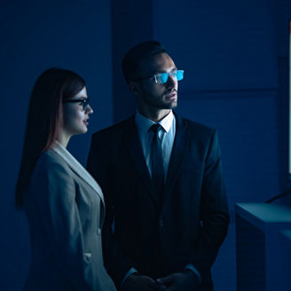 Kollegen vor Datenscreen