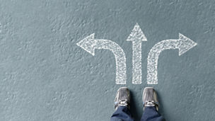 Bovenaanzicht op de voeten voor de pijlen in verschillende richtingen