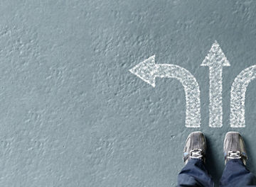 Bovenaanzicht op de voeten voor de pijlen in verschillende richtingen