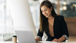 Vrouwelijke belastingadviseur werkt op laptop