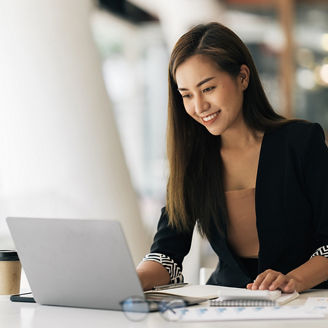 Vrouwelijke belastingadviseur werkt op laptop