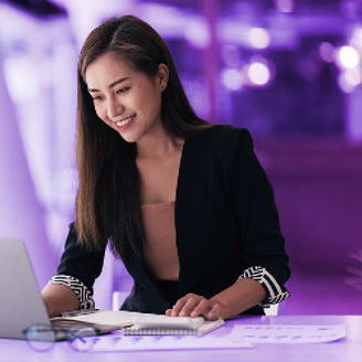 Vrouwelijke belastingadviseur werkt op laptop