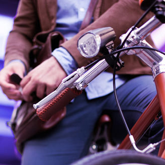 Een man op zijn fiets