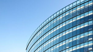 Une photo d'une partie d'un bâtiment et du ciel