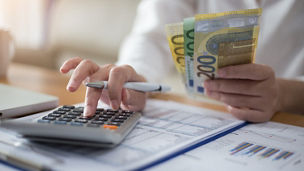 Person counting his/her Mobility Budget on a calculator