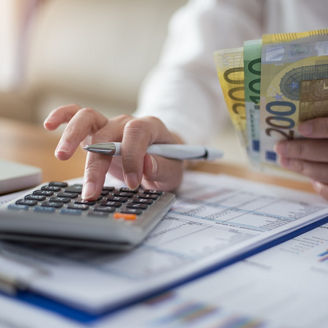 Person counting his/her Mobility Budget on a calculator