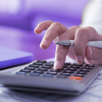 Person counting his/her Mobility Budget on a calculator