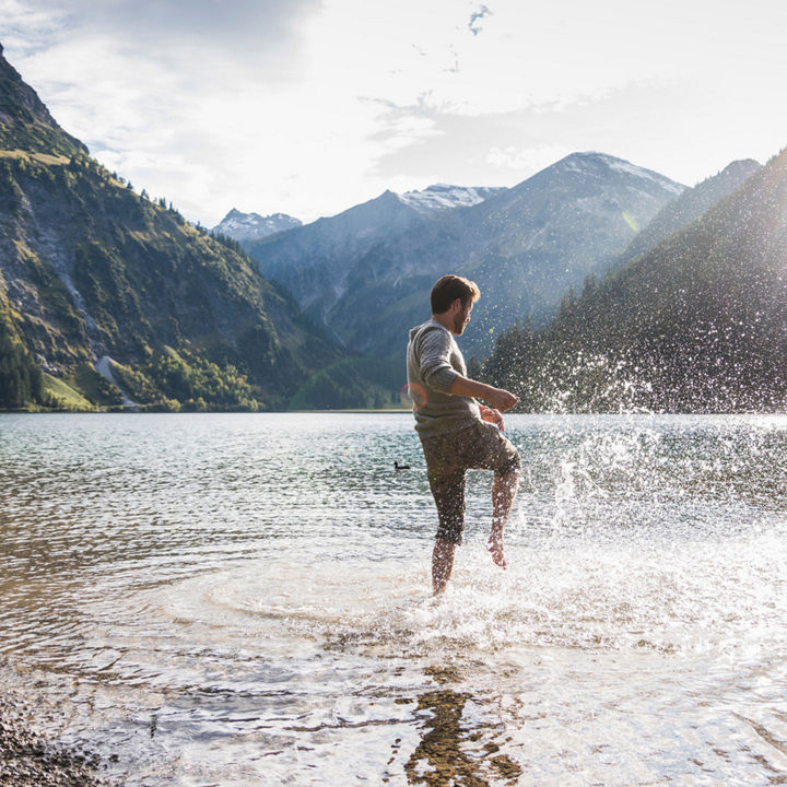 Homme dans un lac et des montagnes
