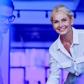 Une femme participe à une réunion d'affaires avec deux hommes, au cours de laquelle ils discutent d'informations tirées d'une lettre d'information fiscale.