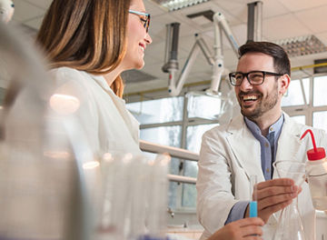 Laborant mit Spritzgefäß in der Hand