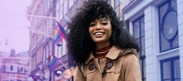 Lachende vrouw met telefoon