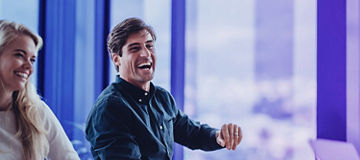 Twee lachende collega's