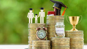 Stapels munten met verschillende voordelen in figuren