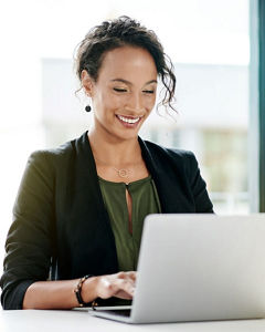 Frau am Laptop