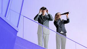 zwei Personen auf dem Balkon