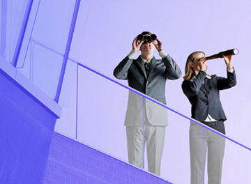 Mann und Frau auf Terasse mit Fernglas